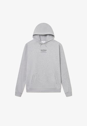 Pilkas medvilninių džemperių su kapučinu, priekinė kišenė ir atspausdintas logotipas. Savybės: gumuoti rankogaliai ir apykaklė, minkšta tekstūra.