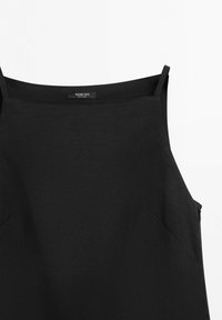 Robe noire sans manches avec fines bretelles et fermeture éclair latérale, en tissu texturé, étiquetée Massimo Dutti.