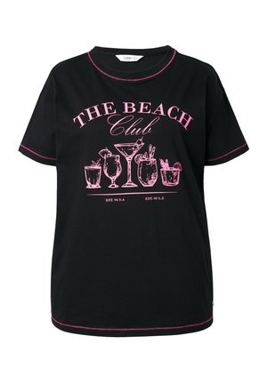 Sort bomulds t-shirt med korte ærmer, rosa detaljer og et trykt design med forskellige cocktails og teksten "THE BEACH Club" ovenfor.