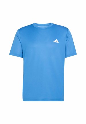 T-shirt de sport bleu en matériau respirant avec manches courtes. Il présente un col rond et un petit logo blanc sur la poitrine gauche.