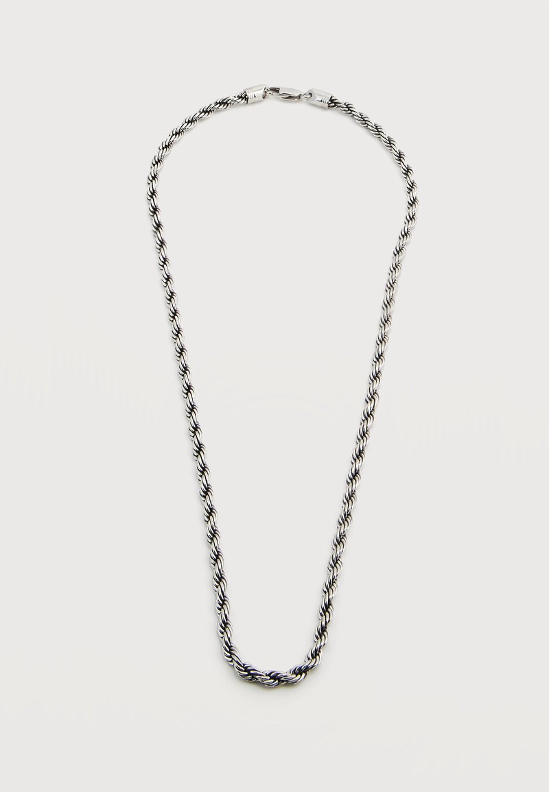 Ασημένιο κολιέ με στριφτό σχοινί και κούμπωμα σε απλό λευκό φόντο.