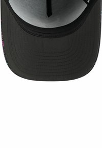 Casquette noire avec un bord courbé, ornée d'un motif multicolore à pois le long du bord. L'intérieur est en maille grise. Design simple.