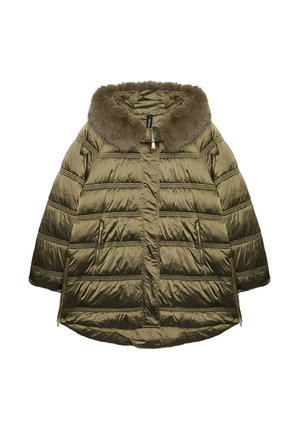 Chaqueta acolchada color verde oliva con capucha forrada de pelo, cierre delantero con cremallera y bolsillos laterales. Presenta textura acolchada y un dobladillo trasero más largo.