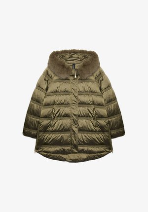 Chaqueta acolchada color verde oliva con capucha forrada de pelo, cierre delantero con cremallera y bolsillos laterales. Presenta textura acolchada y un dobladillo trasero más largo.