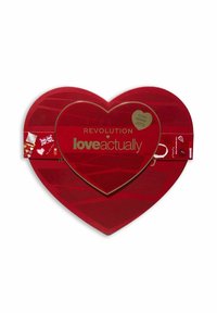 Röd hjärtformad låda med lagerdesign; guldkant och text, innehållande 12 fack för en adventskalender.