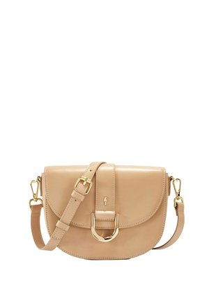 Torebka typu crossbody w kolorze brązowym, o zaokrąglonym kształcie, z ozdobami w kolorze złota, z klapką, regulowanym paskiem i gładkim, błyszczącym wykończeniu.