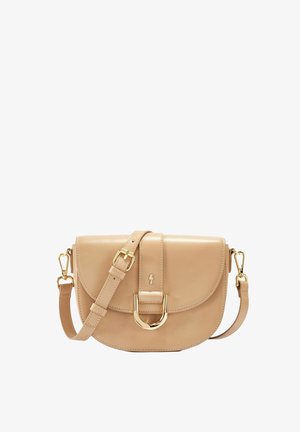 Torebka typu crossbody w kolorze brązowym, o zaokrąglonym kształcie, z ozdobami w kolorze złota, z klapką, regulowanym paskiem i gładkim, błyszczącym wykończeniu.