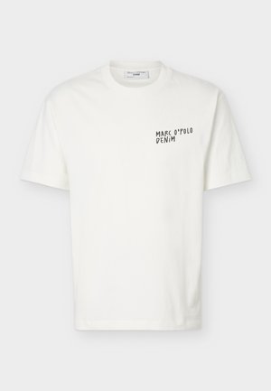 Fehér rövid ujjú, kerek nyakú póló, amelyen fekete színnel a "Marc O’Polo Denim" logó található a bal mellrészen.