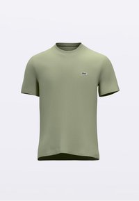 Alyvuogių žalios spalvos medvilniniai marškinėliai su apvalia iškirpte ir trumpomis rankovėmis. Ant krūtinės yra mažas siuvinėtas logotipas. Lygus audinys, laisvas siluetas.