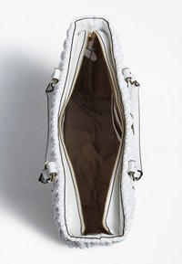 Sac à main en cuir blanc avec texture tressée, garnitures dorées et intérieur en tissu marron. Compartiments doubles zippés avec une finition lisse.