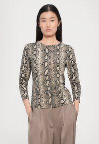 Langermet tettsittende topp i slangeskinnsmønster, med nyanser av beige og svart, med en glatt, silkeaktig tekstur og rund hals.