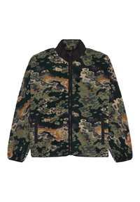 Giacca in pile con motivo mimetico nei toni del verde, marrone e nero. Presenta un collo alto, una zip frontale e due tasche laterali.