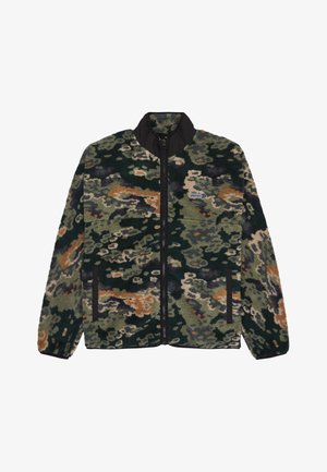 Fleecová bunda s maskáčovým vzorom v zelenej, hnedej a čiernej farbe. Obsahuje vysoký golier, predný zips a dve bočné vrecká.