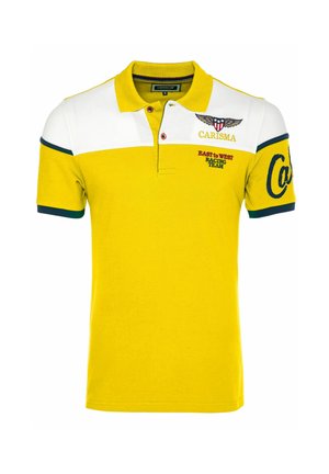 Žuta i bijela polo majica s mornarskim obrubom, zakopčanim ovratnikom, logotipom u obliku krilatog štita, tekstom "Carisma" i "East to West Racing Team".