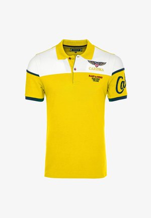 Geel-wit poloshirt met navy blauwe afwerking, vastgemaakte kraag, gevleugeld schildlogo, tekst "Carisma" en "East to West Racing Team".