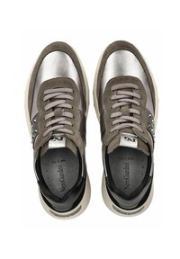 Sneaker mit einer silbernen metallischen Oberseite, grauen Wildlederakzenten, cremera Zwischensohle und Schnürsenkeln, sowie dekorativen Nieten an der Seite.