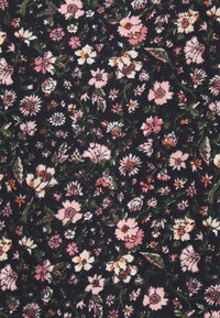 Tessuto nero con un denso motivo floreale caratterizzato da fiori rosa, arancioni e bianchi, in contrasto con fusti e foglie verdi, superficie texturizzata.