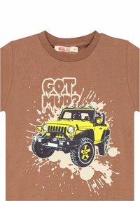 Bruine katoenen t-shirt met een afbeelding van een gele off-road voertuig, vergezeld van de tekst "GOT MUD?" en een spetterontwerp in roomkleurige achtergronds.