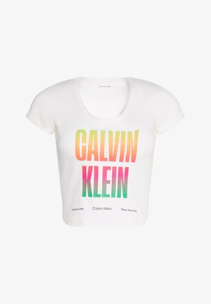 Calvin Klein Jeans, PRIDE SLIM SCOOP TEE - T-shirt con stampa - bright white