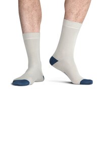 Beige kokvilnas zeķes ar tumši zilu purngalu un papēža akcentiem. Iespējas ribota aproce un gluda tekstūra. Standarta garuma dizains.