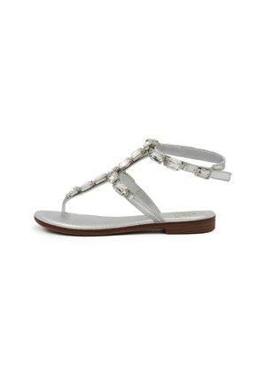 Zilveren platte sandaal met enkelriem, sierlijke versieringen op de T-strap en een bruine zool.