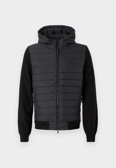 Casaco puffer preto com capuz, apresentando secções acolchoadas e mangas em tecido preto sólido. Fecho frontal com zíper e bolsos laterais.