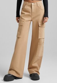 Bershka Flared-farkut - beige