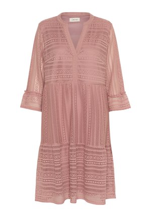 Rosa virkade klänning med V-hals, trekvartslånga klockärmar, lagerdesign och intrikata geometriska mönster genom hela plagget.
