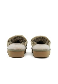 Pantofole foderate in peluche con un upper in maglia beige, foderate in pelliccia bianca e suole marroni chiare. Design aperto sul retro con una soletta imbottita.