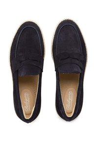 Marineblaue Wildlederslipper mit flachem Design, ausgestattet mit einem strukturierten Band über dem Rist und einer juteähnlichen, gewebten Sohle. Weiche, perforierte Einlegesohle.