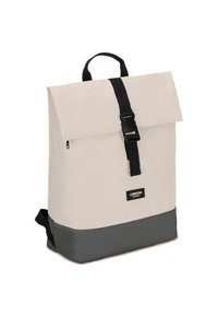 Ryggsäck med en beige tygöverdel och mörkgrå botten, med en vikbar lucka, svart remstängning och sidofack. Märkt framtill.