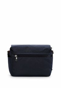 Kompakte marineblaue Umhängetasche mit vorderer Reißverschlusstasche, Klappverschluss und Seitentaschen vor weißem Hintergrund.