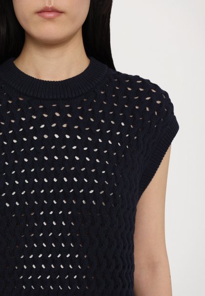 Tamno plavi pleteni top s otvorenim dijamantnim uzorkom, rebrastim izrezom i kratkim rukavima s teksturiranim završetkom.