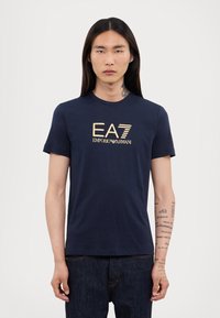 EA7 Emporio Armani T-shirts med print - armani blue