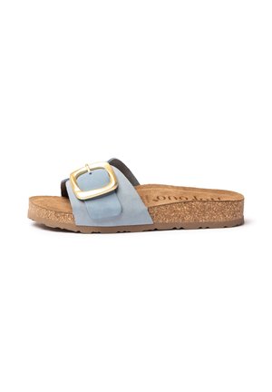 Hellblaue Wildleder-Pantolette mit breitem Riemen und großer goldener Schnalle, Korkfußbett und strukturierter brauner Sohle.