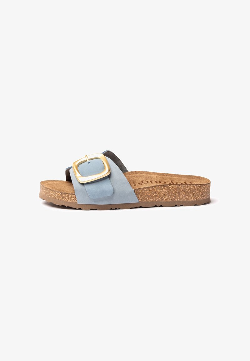 Sandale mule en suède bleu clair avec une large bride et une grande boucle dorée, semelle intérieure en liège et semelle brun texturé.