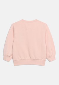 Μαλακή ροζ παιδική φούτερ μπλούζα με μακριά μανίκια, με ριμπ μανσέτες και τελείωμα, εμφανιζόμενη από πίσω σε απλό λευκό φόντο.