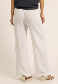 Dona x Lisa EBERTINE - Pantalon classique - blanc