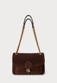 Geantă din suede maro, cu un umăr din lanț și accente din piele, închidere cu clapetă și detaliu logo auriu pe față.