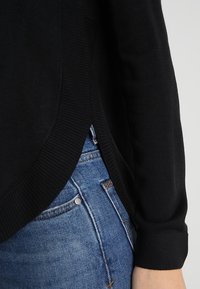 QS Stickad tröja - black