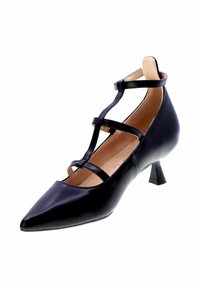 Scarpa nera in pelle con tacco alto e punta affilata, caratterizzata da cinturini incrociati e un tacco quadrato basso. Texture liscia con design minimalista.