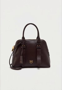 Σκούρα καφέ δερμάτινη τσάντα χειρός με δύο λαβές, ιμάντα ώμου, λογότυπο σε χρυσό τόνο και χρυσό κλειδί σε απλό φόντο.