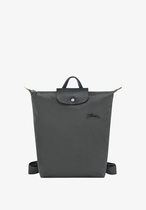 Grauer Nylon-Rucksack mit einer strukturierten Klappe aus schwarzem Leder, verstellbaren Trägern und einem oberen Griff. Verfügt über einen silbernen Druckverschluss und ein Logodetail.