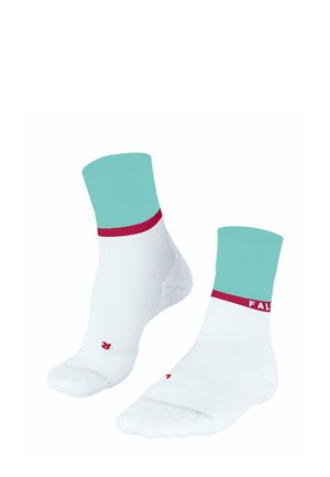 Chaussettes blanches à la cheville avec un bord turquoise et une rayure rouge. Présentent un motif texturé et un petit logo rouge près des orteils.