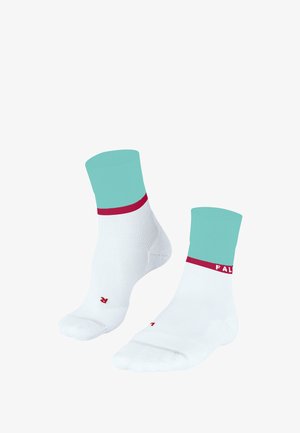 Chaussettes blanches à la cheville avec un bord turquoise et une rayure rouge. Présentent un motif texturé et un petit logo rouge près des orteils.