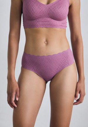 Paarse lingerie set met een gestructureerd patroon. De bralette heeft een gegolfde rand, terwijl de slips een vergelijkbaar golfdesign hebben.