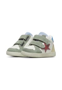 Sneaker basse verdi e bianche con cinturini in velcro, accento a forma di stella rossa, foderatura in tessuto blu e suola in gomma texturizzata.