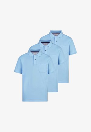 Trzy jasnoniebieskie krótkie koszulki polo z kieszeniami na przodzie i dwoma guzikami na listwie, ułożone na białym tle nakładając się na siebie.