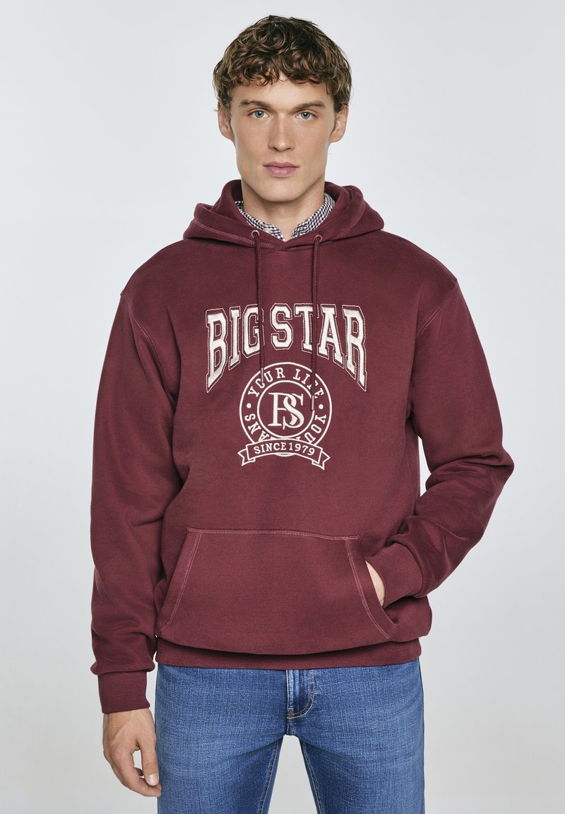 Bordeauxroter Kapuzenpullover mit einer Fronttasche und einem 'BIG STAR'-Grafikdruck in Creme. Mit gerippten Bündchen und Saum, hergestellt aus einem weichen Baumwollmix.