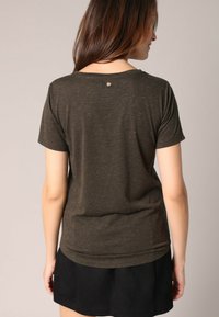 Olijfgroene T-shirt met korte mouwen en een ronde hals, gemaakt van textuurstof, met een klein knoopdetail op de rug.